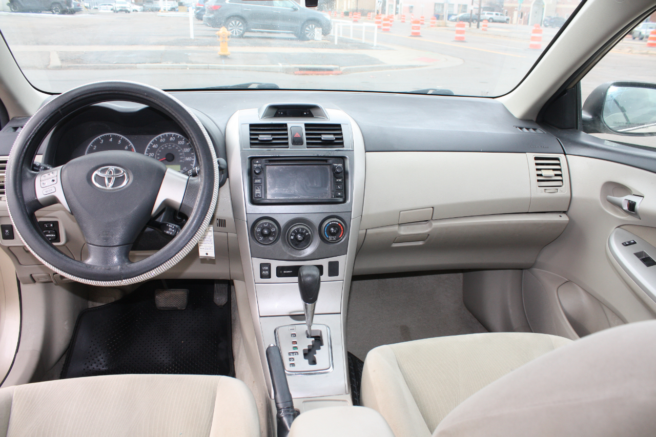 Toyota Corolla LE 4-Speed AT 2013