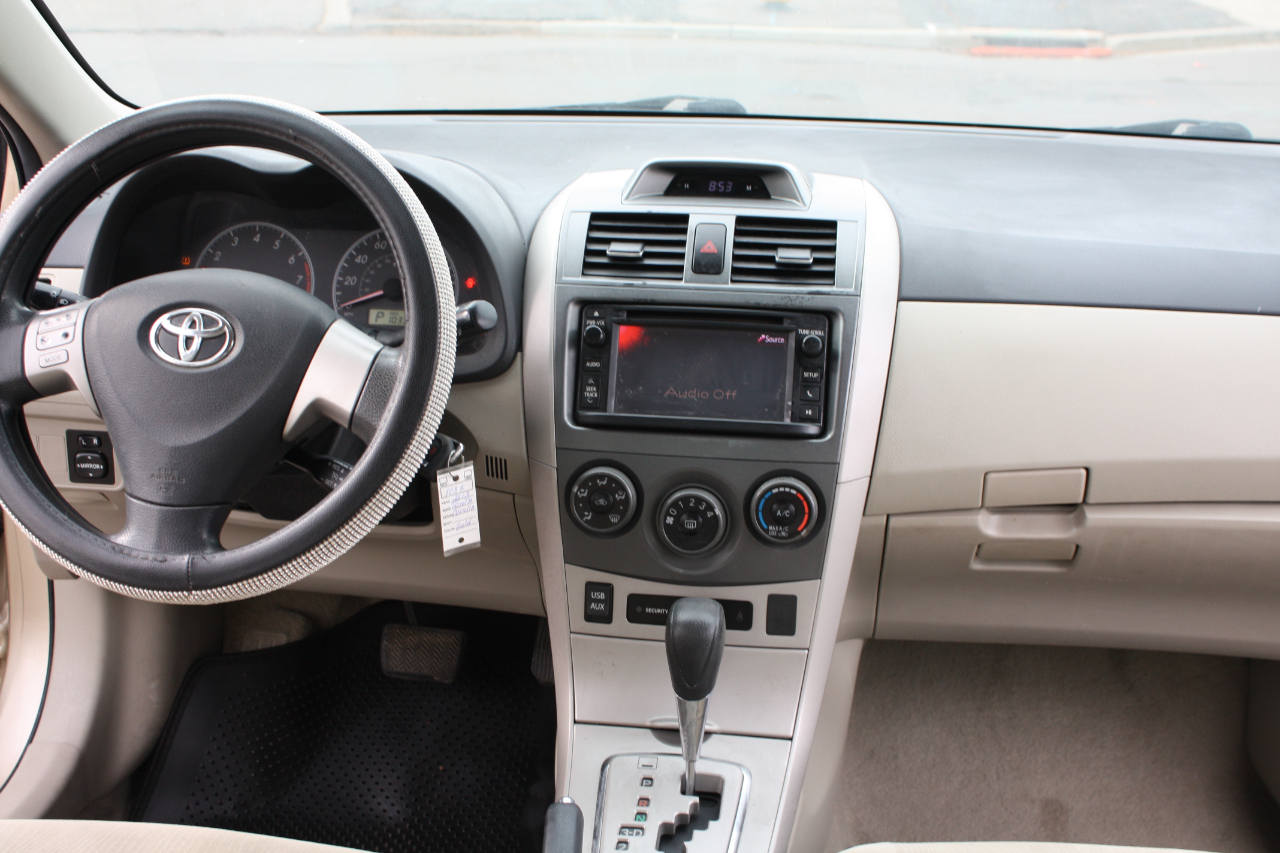 Toyota Corolla LE 4-Speed AT 2013