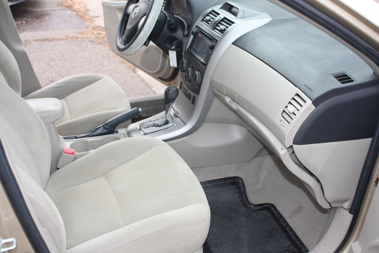 Toyota Corolla LE 4-Speed AT 2013