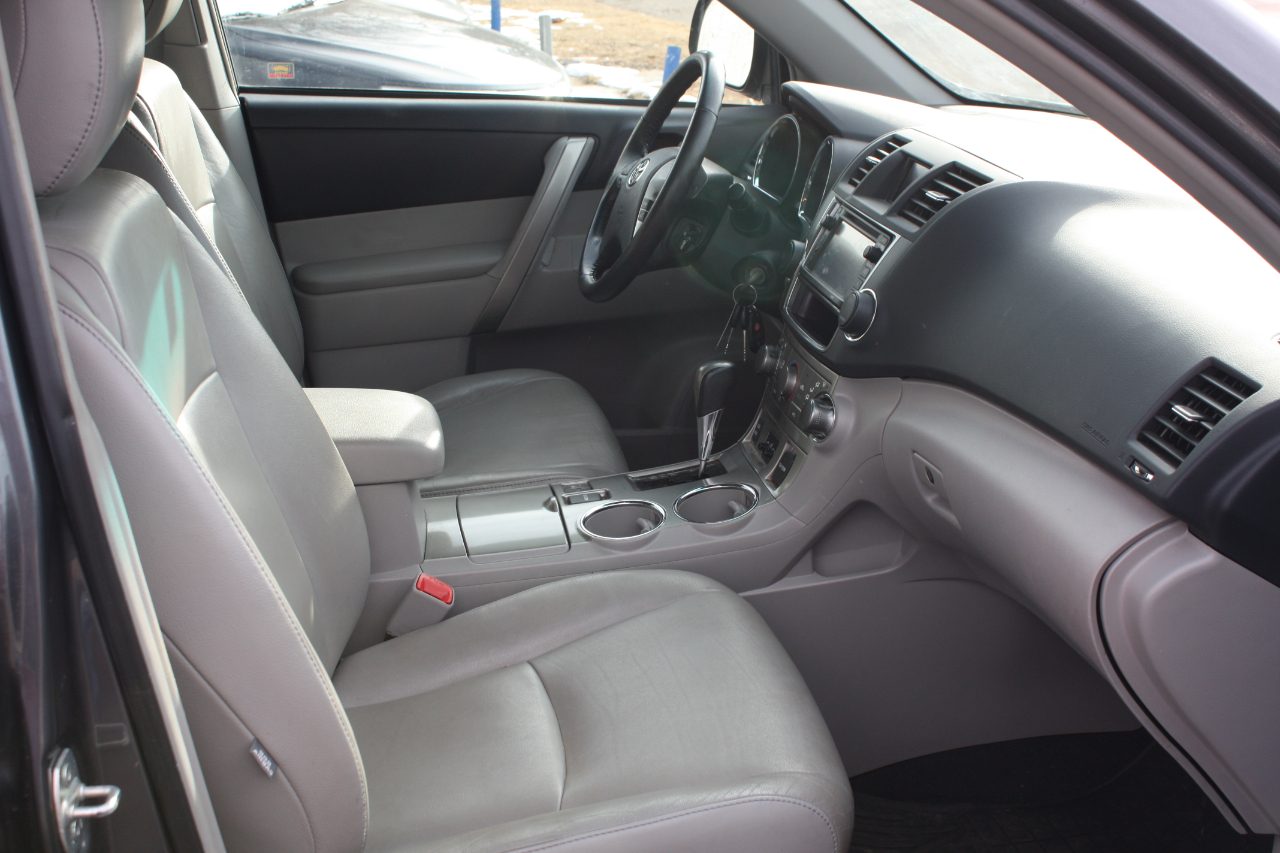 Toyota Highlander Base 4WD 2013