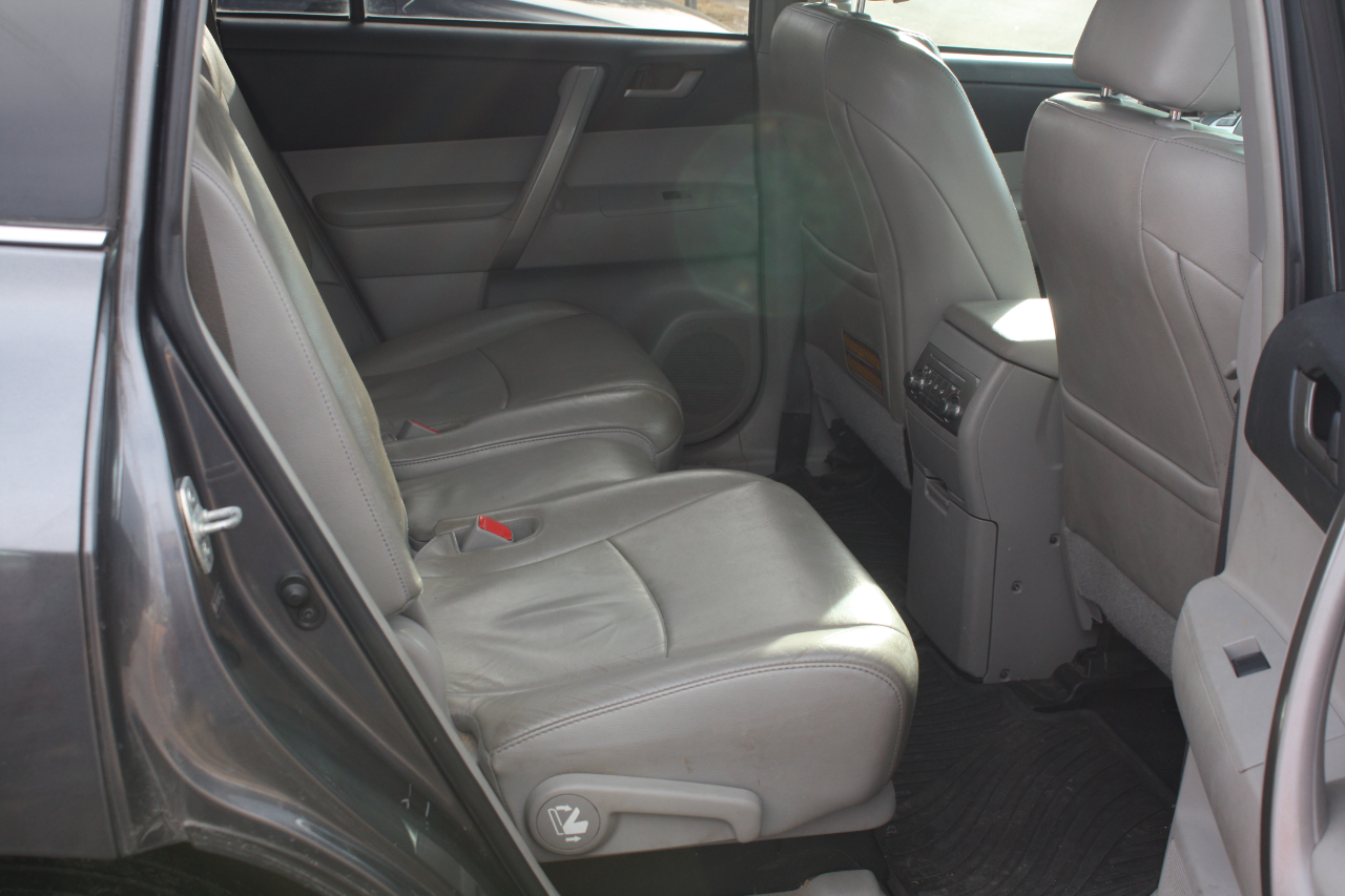 Toyota Highlander Base 4WD 2013