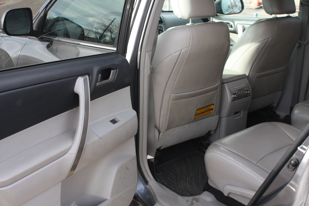 Toyota Highlander Base 4WD 2013