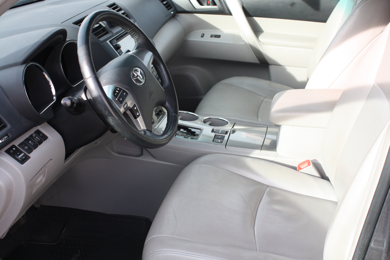 Toyota Highlander Base 4WD 2013