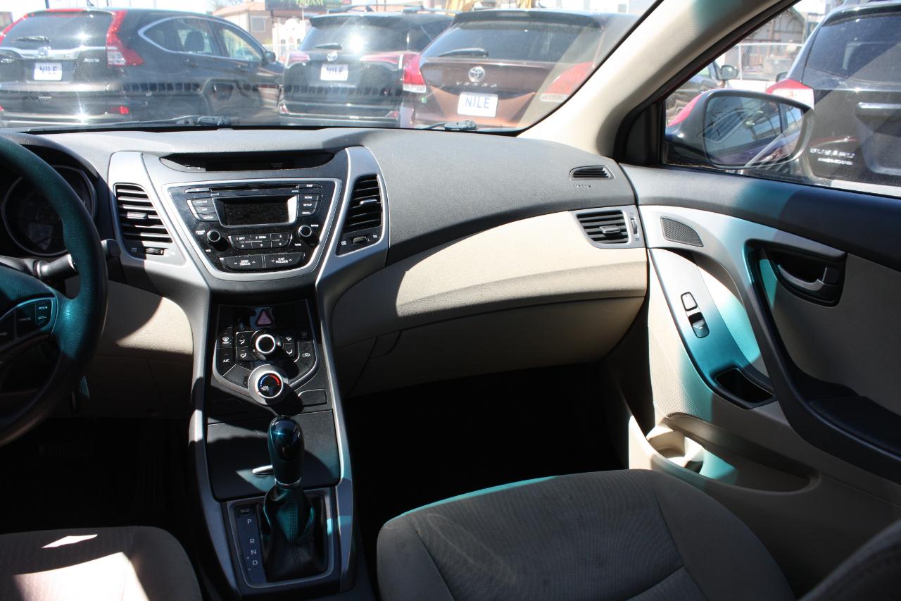 Hyundai Elantra SE 6AT 2015