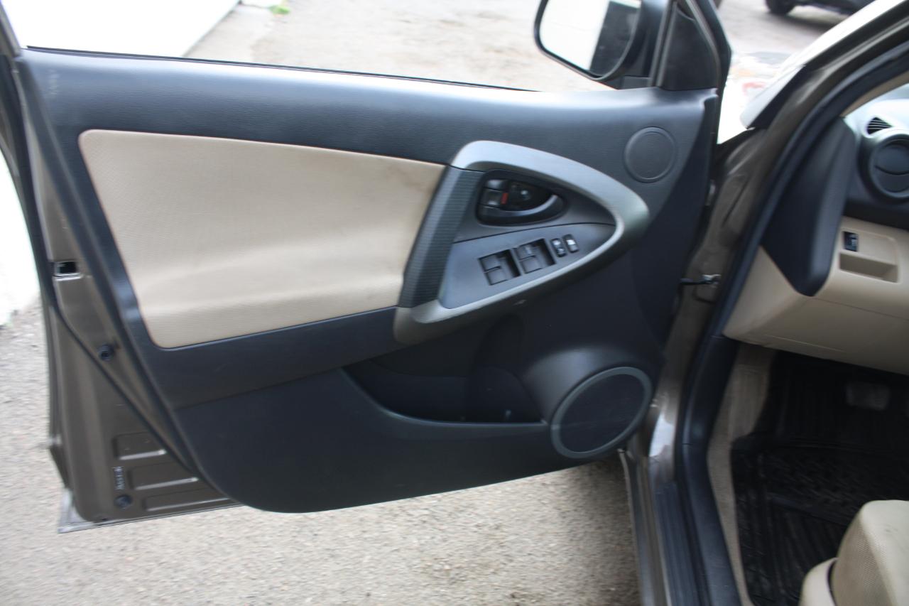 Toyota RAV4 Base I4 4WD 2012