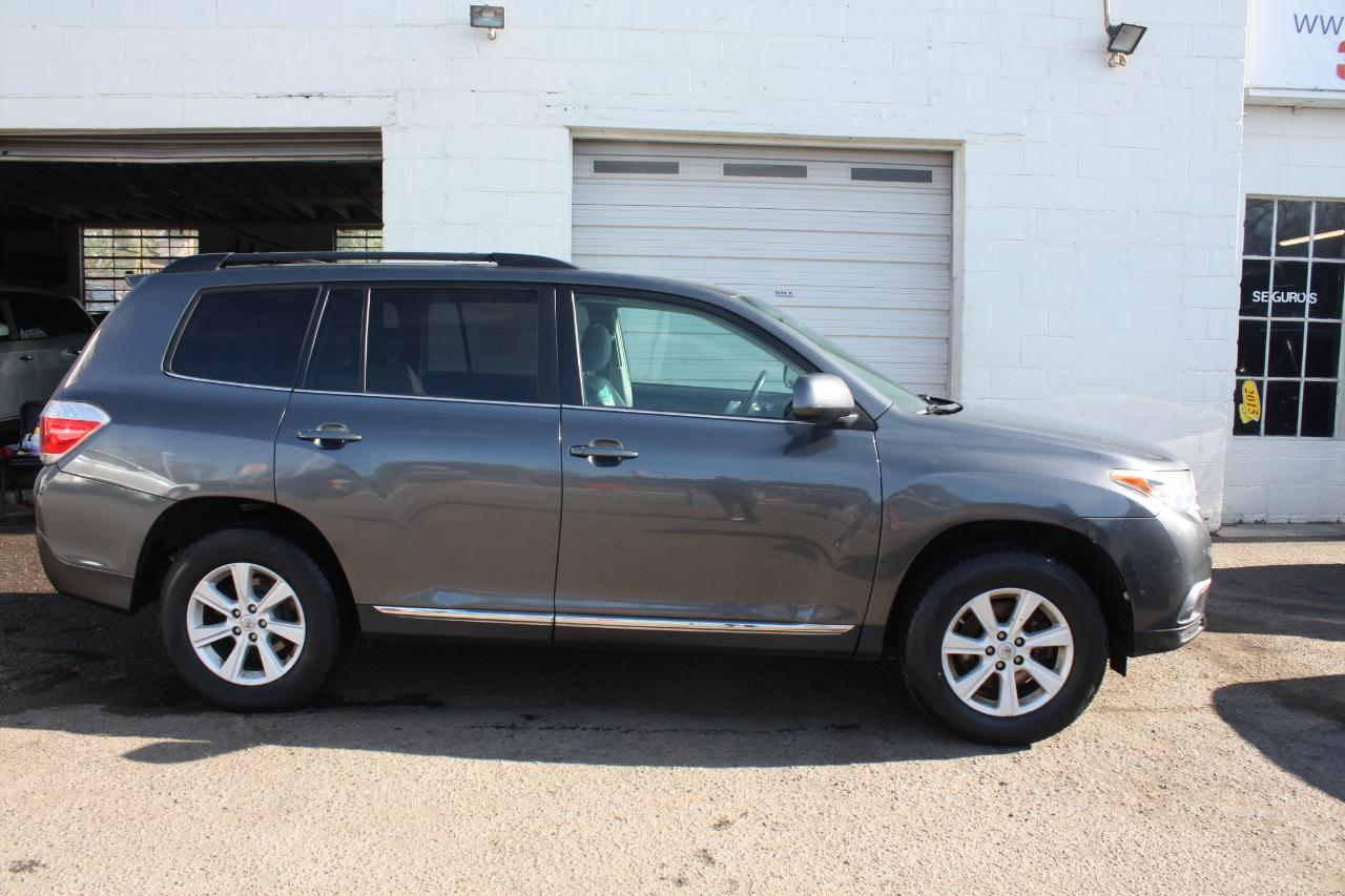 Toyota Highlander Base 4WD 2013