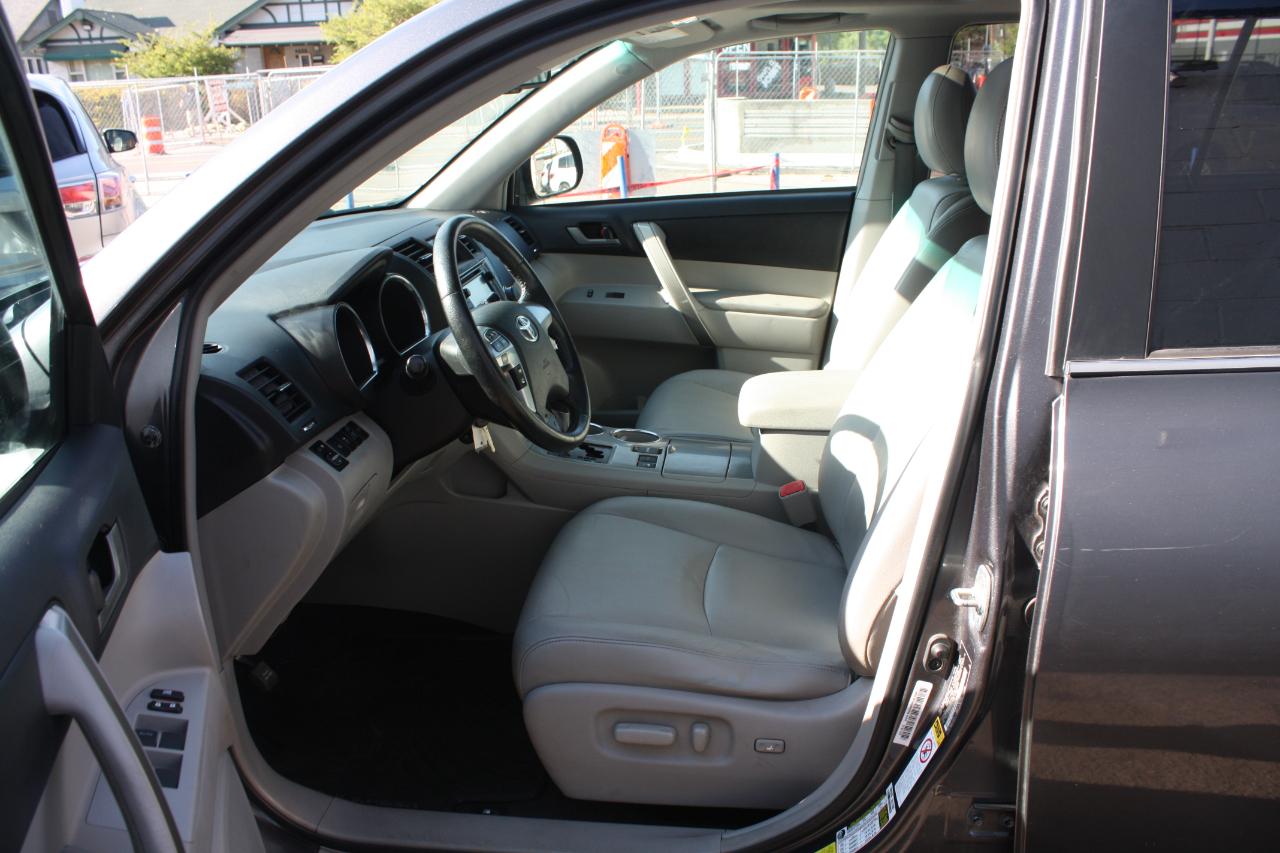 Toyota Highlander Base 4WD 2013