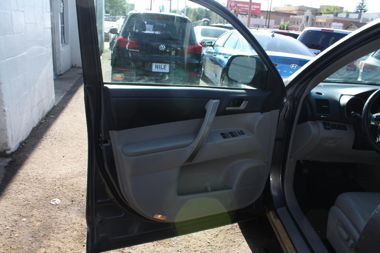 Toyota Highlander Base 4WD 2013