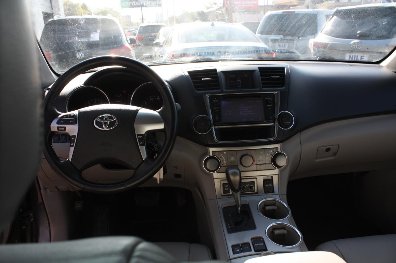 Toyota Highlander Base 4WD 2013