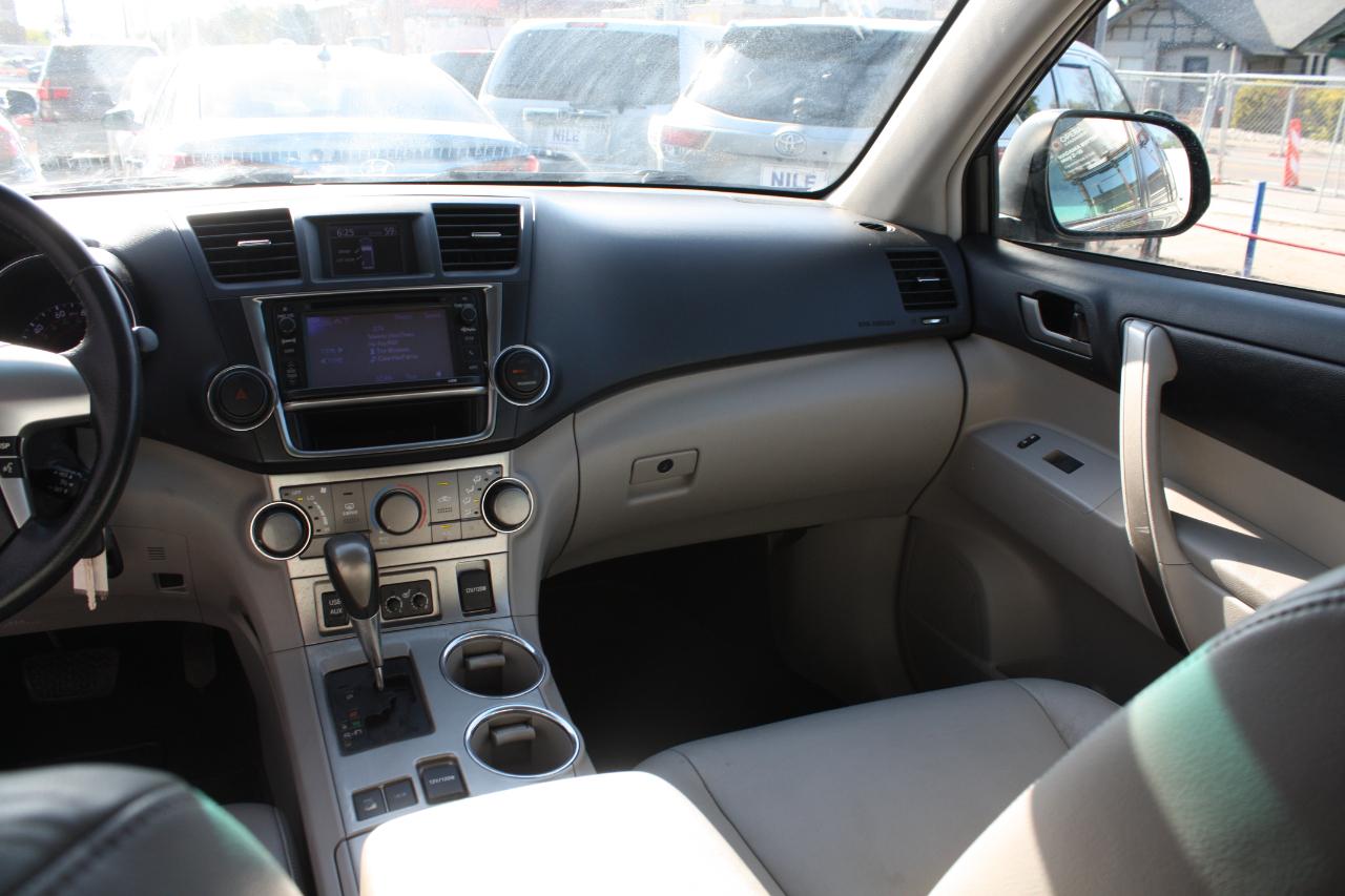 Toyota Highlander Base 4WD 2013