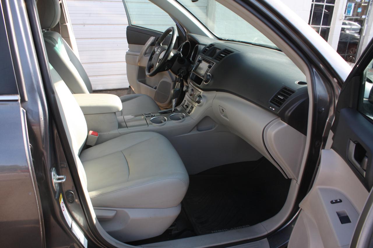Toyota Highlander Base 4WD 2013