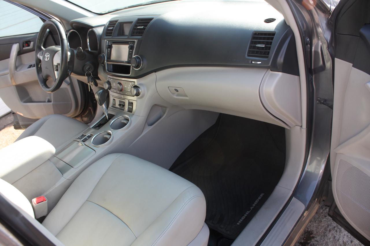 Toyota Highlander Base 4WD 2013