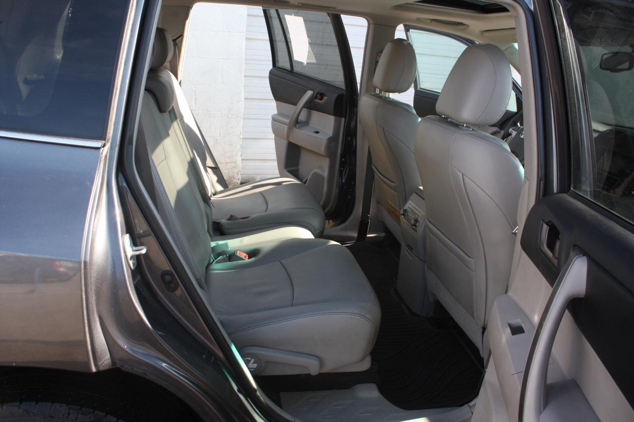 Toyota Highlander Base 4WD 2013