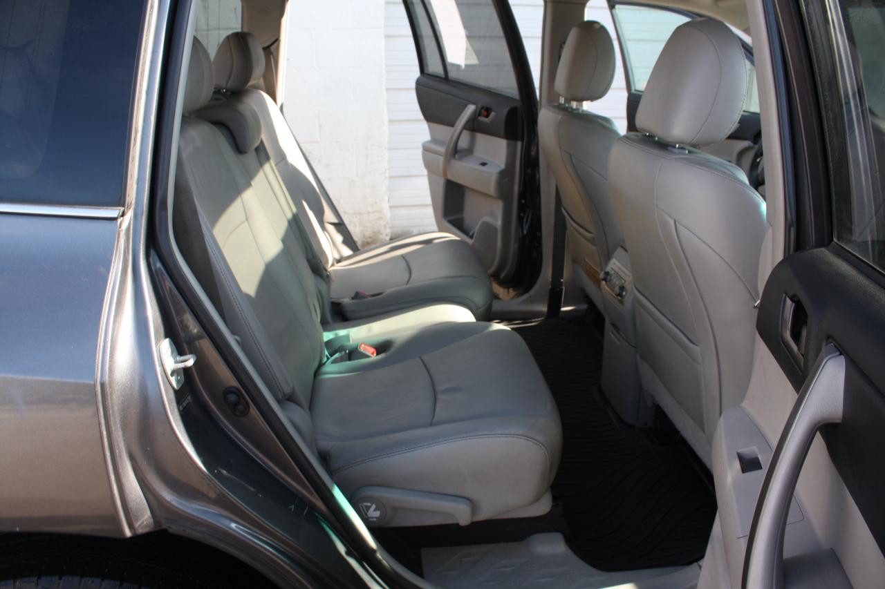 Toyota Highlander Base 4WD 2013