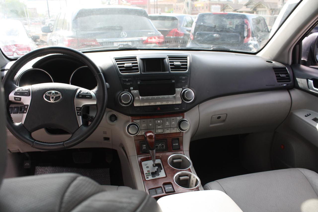 Toyota Highlander Limited FWD (Natl) 2012