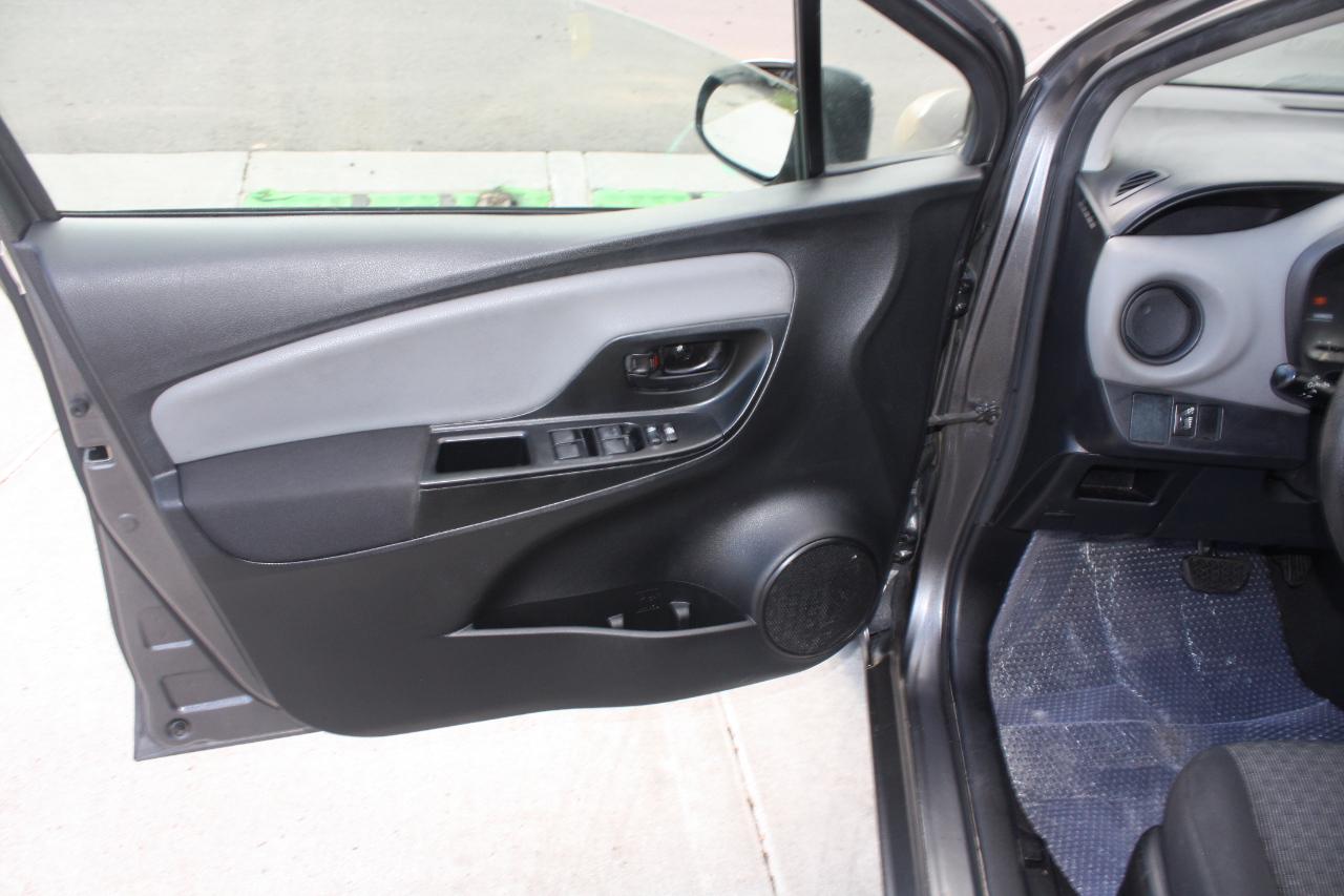 Toyota Yaris LE 5-Door AT 2016