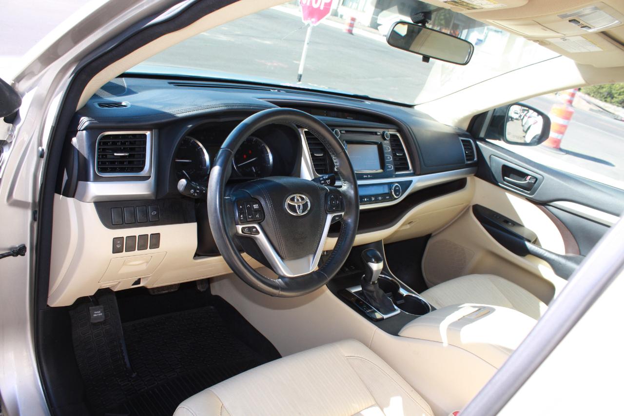Toyota Highlander LE AWD V6 2015