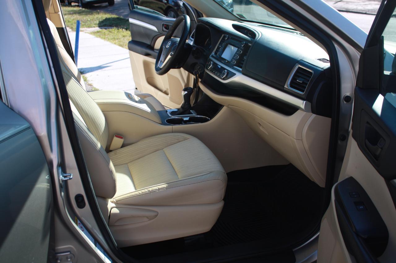Toyota Highlander LE AWD V6 2015
