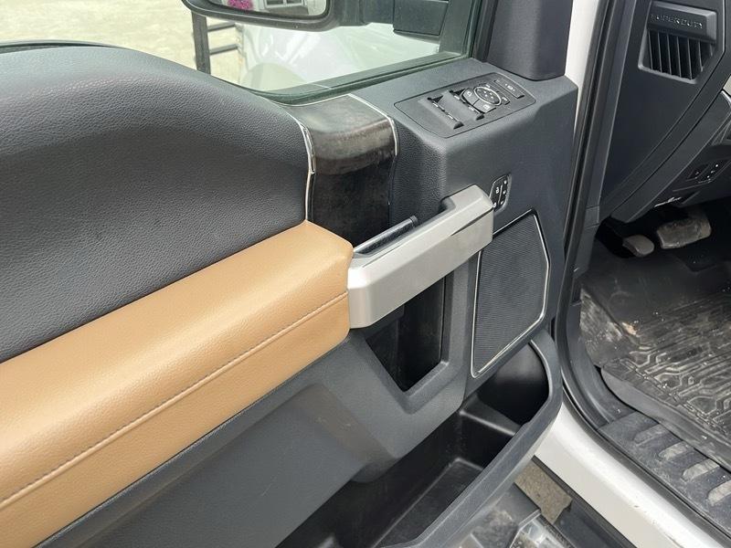Ford Super Duty F-350 DRW Lariat 4WD Crew Cab 8' Box 2022