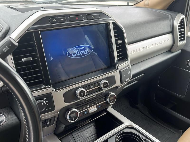 Ford Super Duty F-350 DRW Lariat 4WD Crew Cab 8' Box 2022