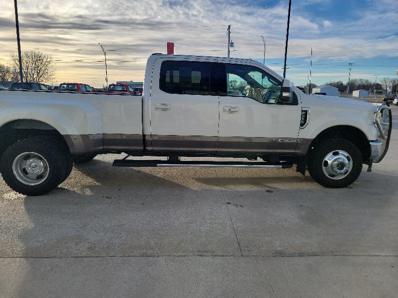Ford Super Duty F-350 DRW Lariat 4WD Crew Cab 8' Box 2022