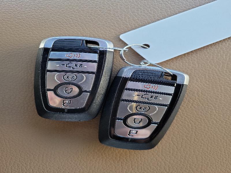 Ford Super Duty F-350 DRW Lariat 4WD Crew Cab 8' Box 2022