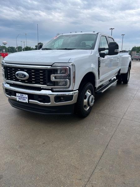 Ford Super Duty F-350 DRW Lariat 4WD Crew Cab 8' Box 2026