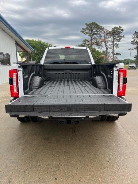 Ford Super Duty F-350 DRW Lariat 4WD Crew Cab 8' Box 2026