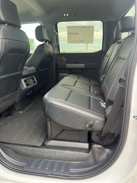 Ford Super Duty F-350 DRW Lariat 4WD Crew Cab 8' Box 2026