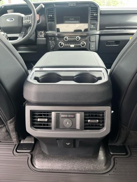 Ford Super Duty F-350 DRW Lariat 4WD Crew Cab 8' Box 2026
