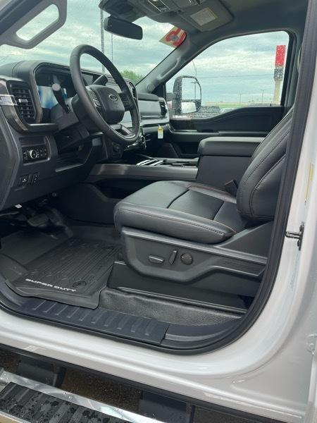 Ford Super Duty F-350 DRW Lariat 4WD Crew Cab 8' Box 2026