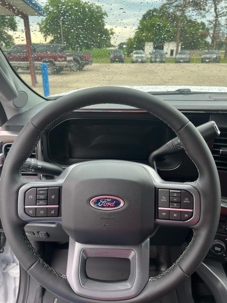 Ford Super Duty F-350 DRW Lariat 4WD Crew Cab 8' Box 2026
