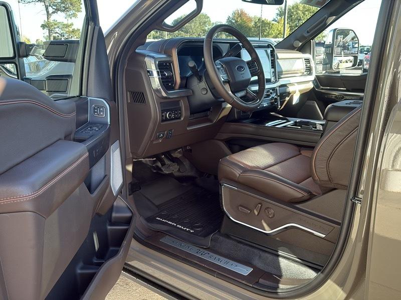 Ford Super Duty F-350 DRW King Ranch 4WD Crew Cab 8' Box 2027