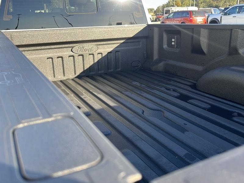 Ford Super Duty F-350 SRW Lariat 4WD Crew Cab 8' Box 2027