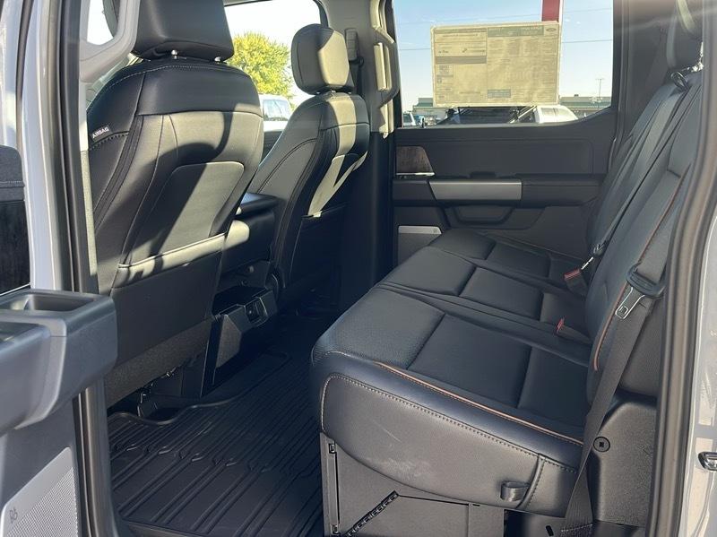 Ford Super Duty F-350 SRW Lariat 4WD Crew Cab 8' Box 2027