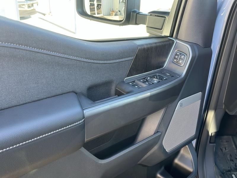 Ford Super Duty F-350 SRW Lariat 4WD Crew Cab 8' Box 2027