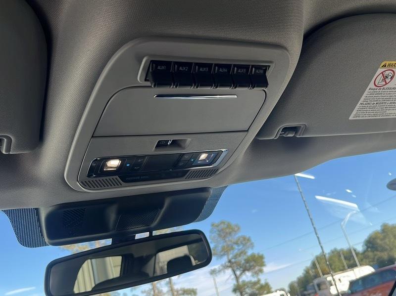 Ford Super Duty F-350 SRW Lariat 4WD Crew Cab 8' Box 2027