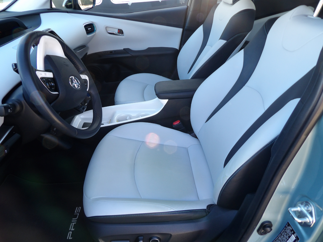 Toyota Prius Four (Natl) 2017