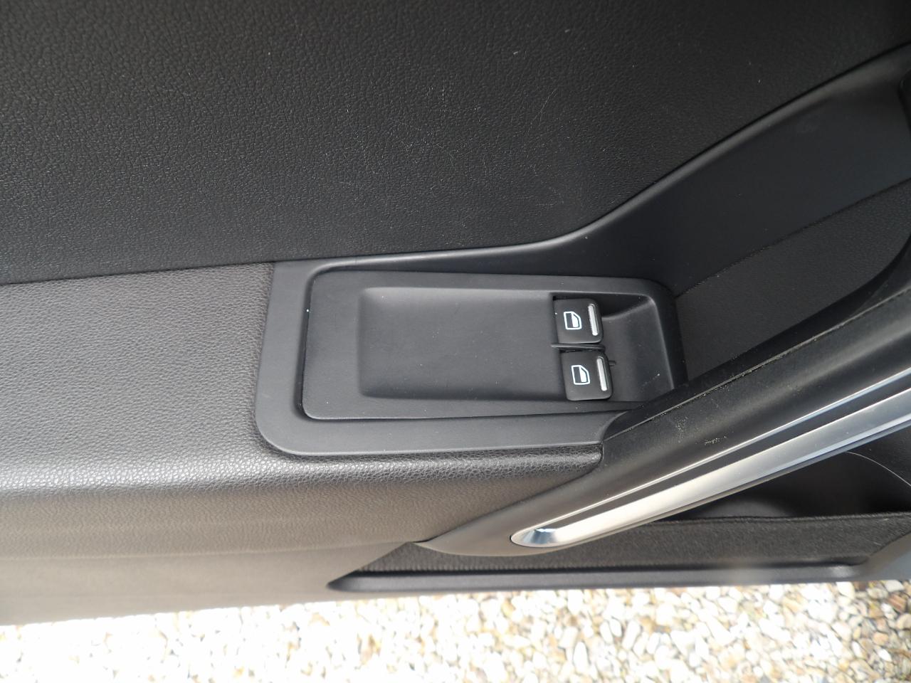 Volkswagen Beetle Coupe 2dr DSG 2.0L TDI 2013