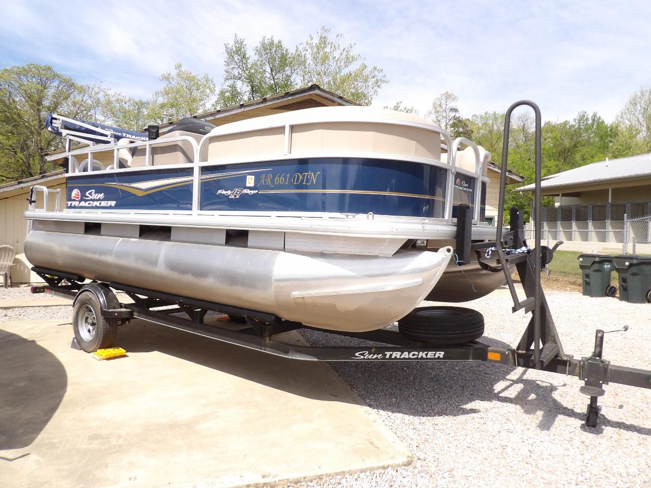 Sun Tracker Bass Buggy 18DLX  2020