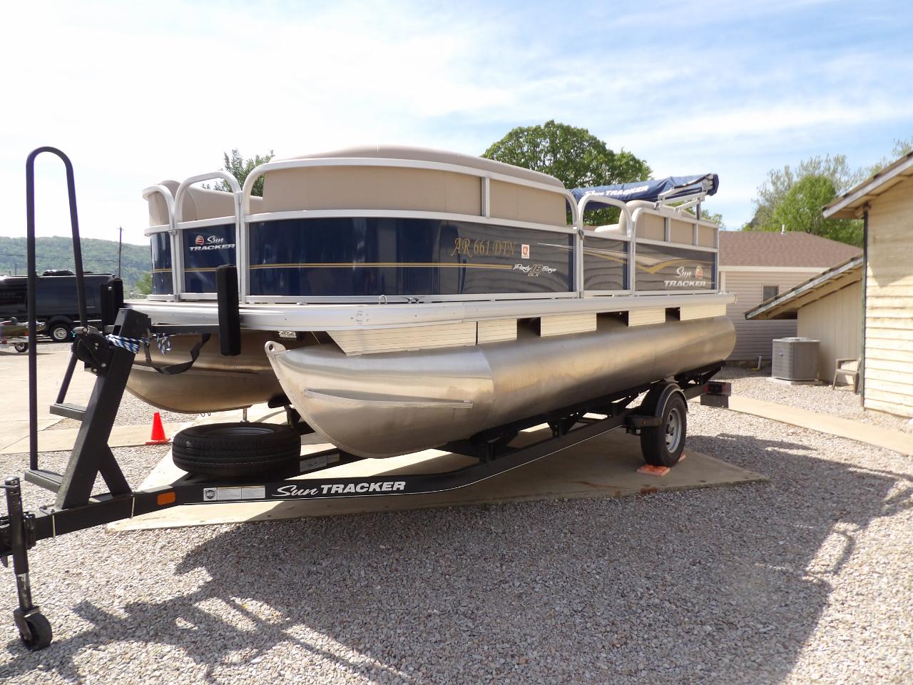 Sun Tracker Bass Buggy 18DLX  2020