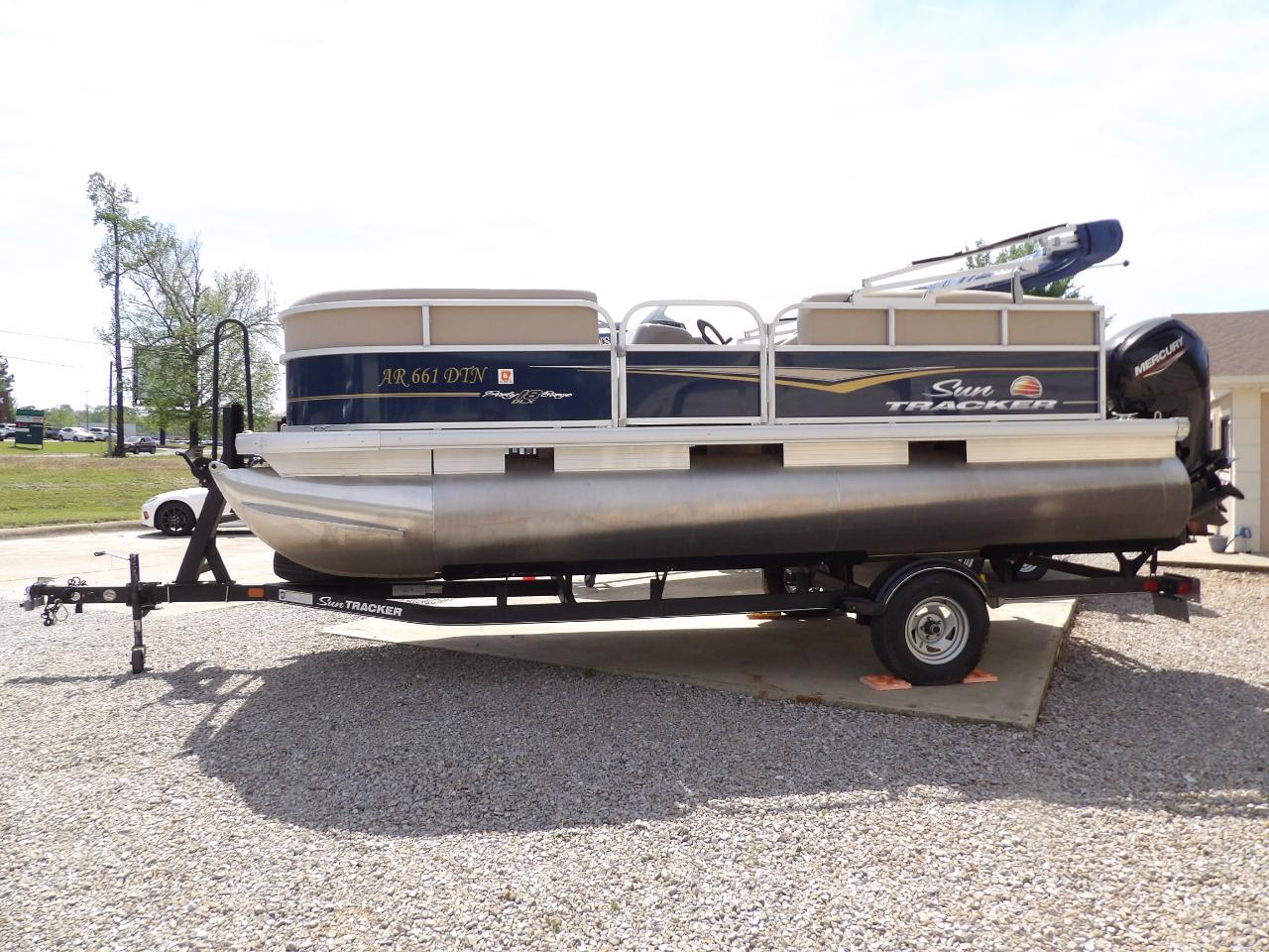 Sun Tracker Bass Buggy 18DLX  2020