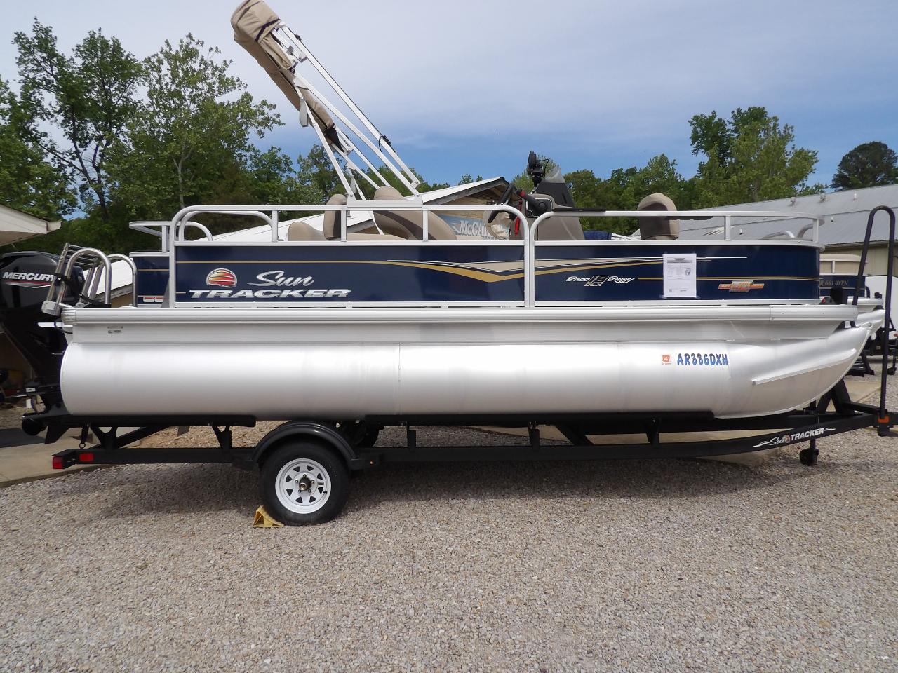 Sun Tracker Party Barge 18 DLX  2023