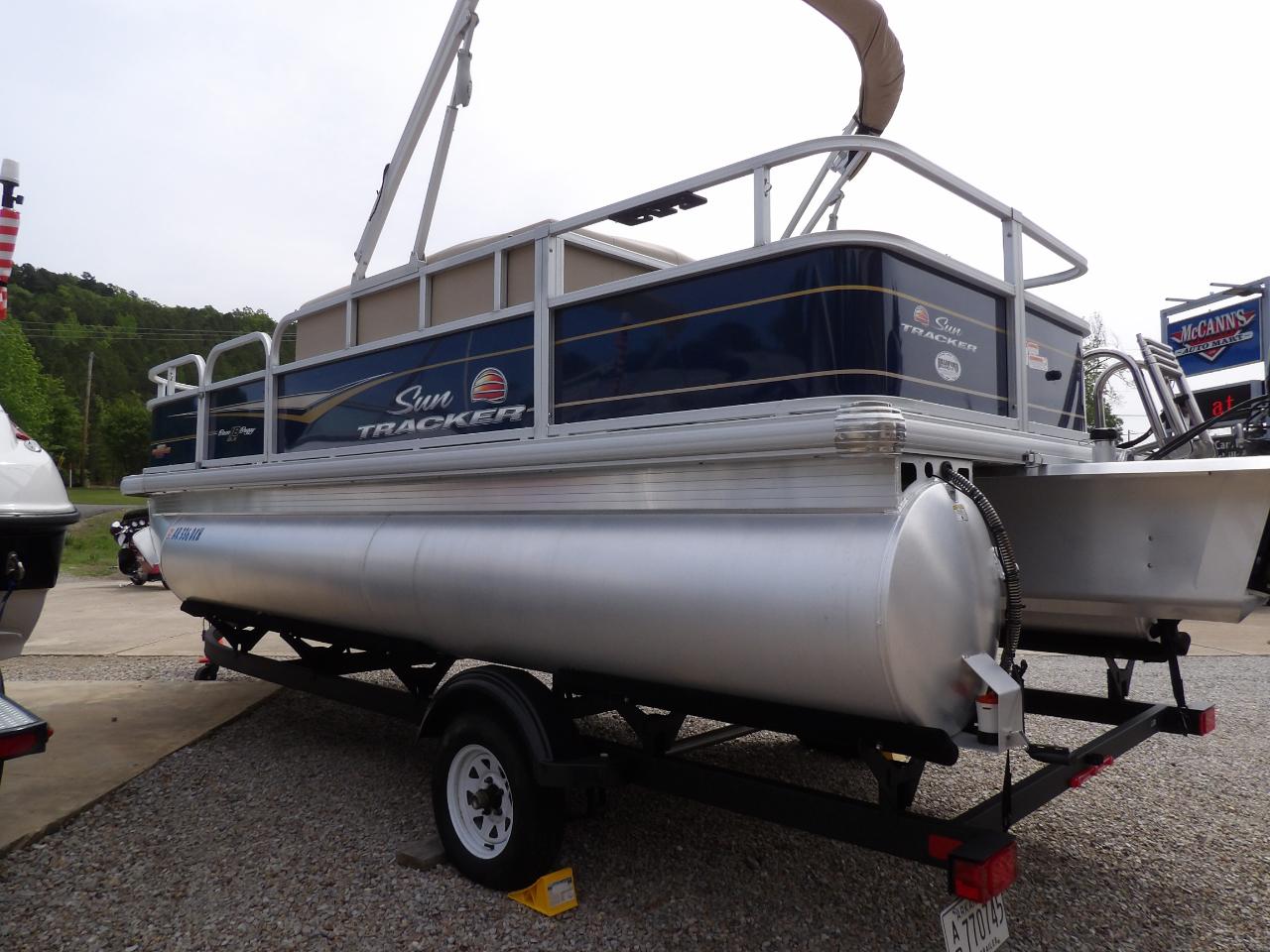 Sun Tracker Party Barge 18 DLX  2023