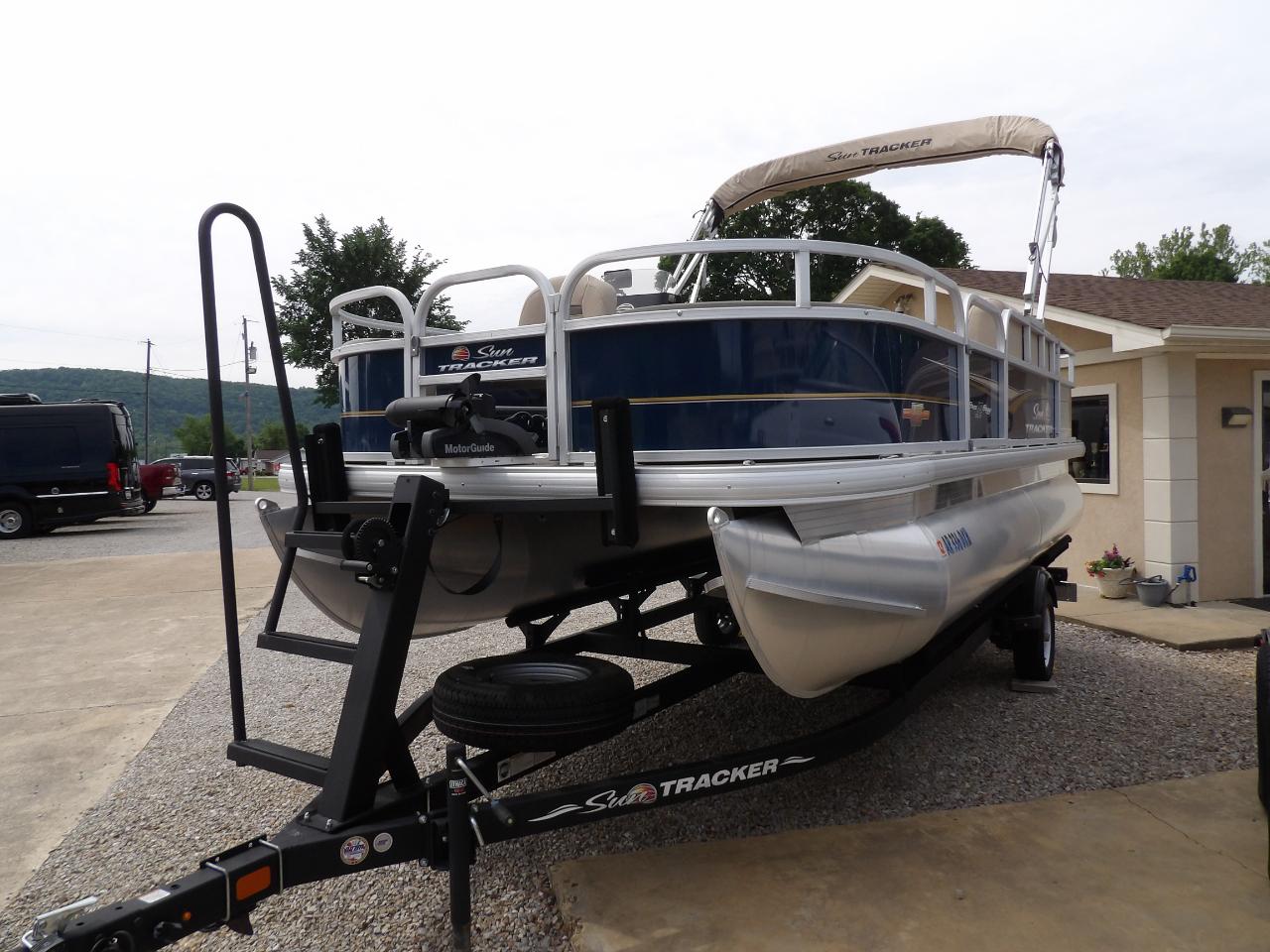Sun Tracker Party Barge 18 DLX  2023