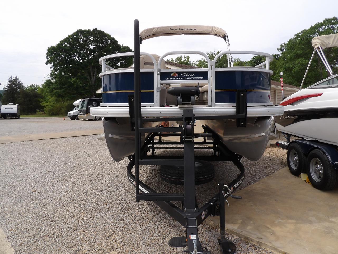 Sun Tracker Party Barge 18 DLX  2023