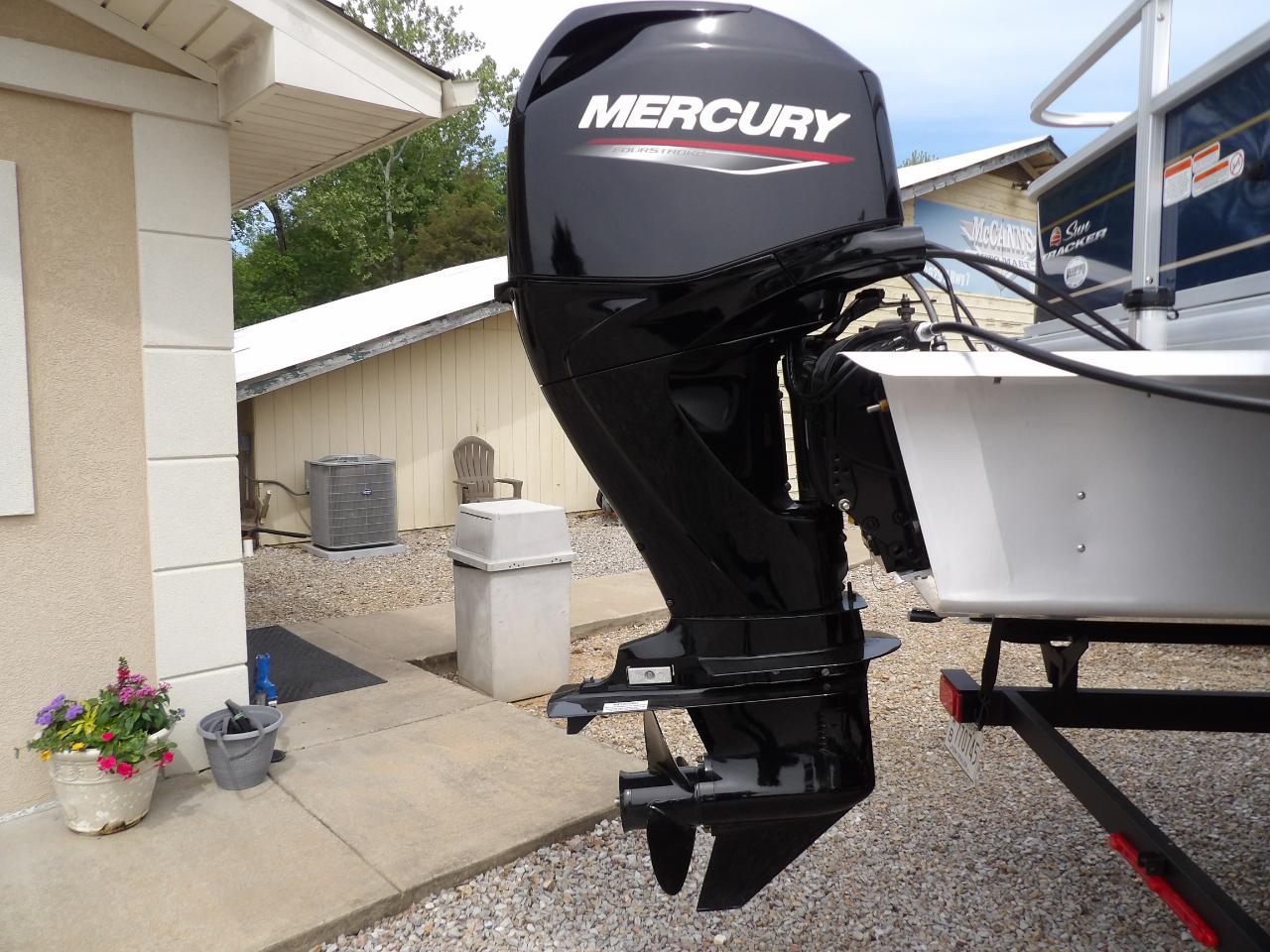 Sun Tracker Party Barge 18 DLX  2023