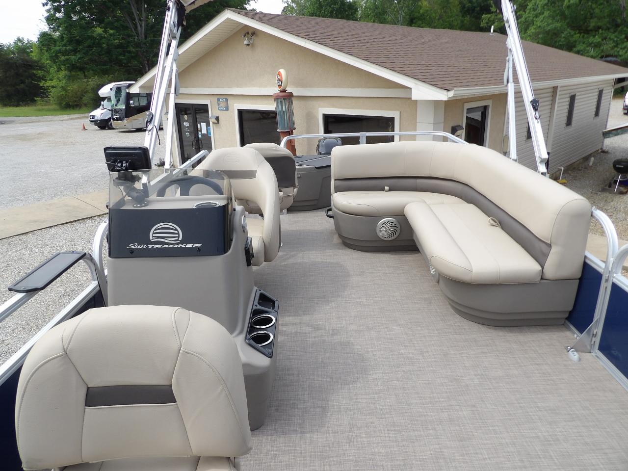 Sun Tracker Party Barge 18 DLX  2023