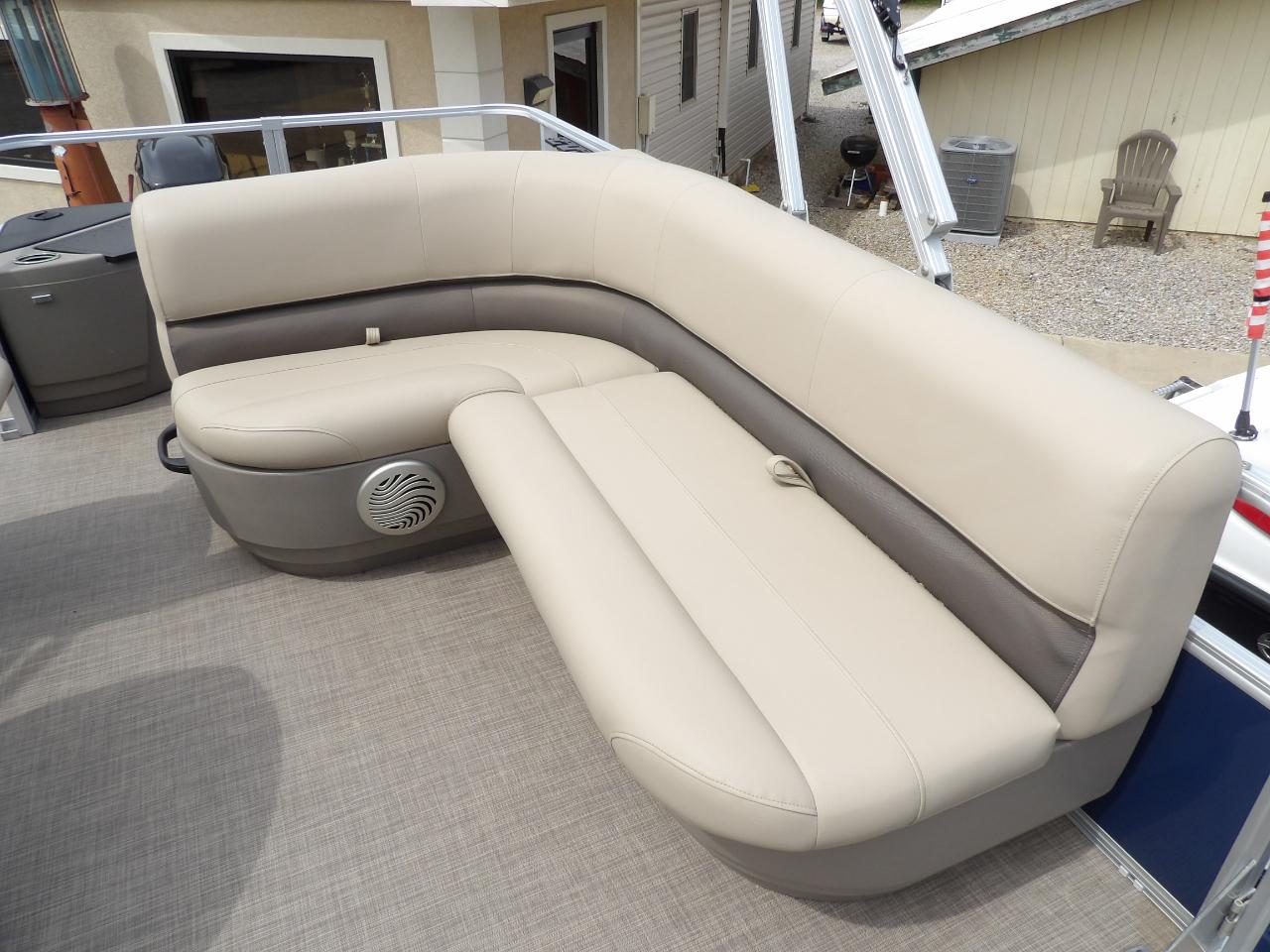 Sun Tracker Party Barge 18 DLX  2023