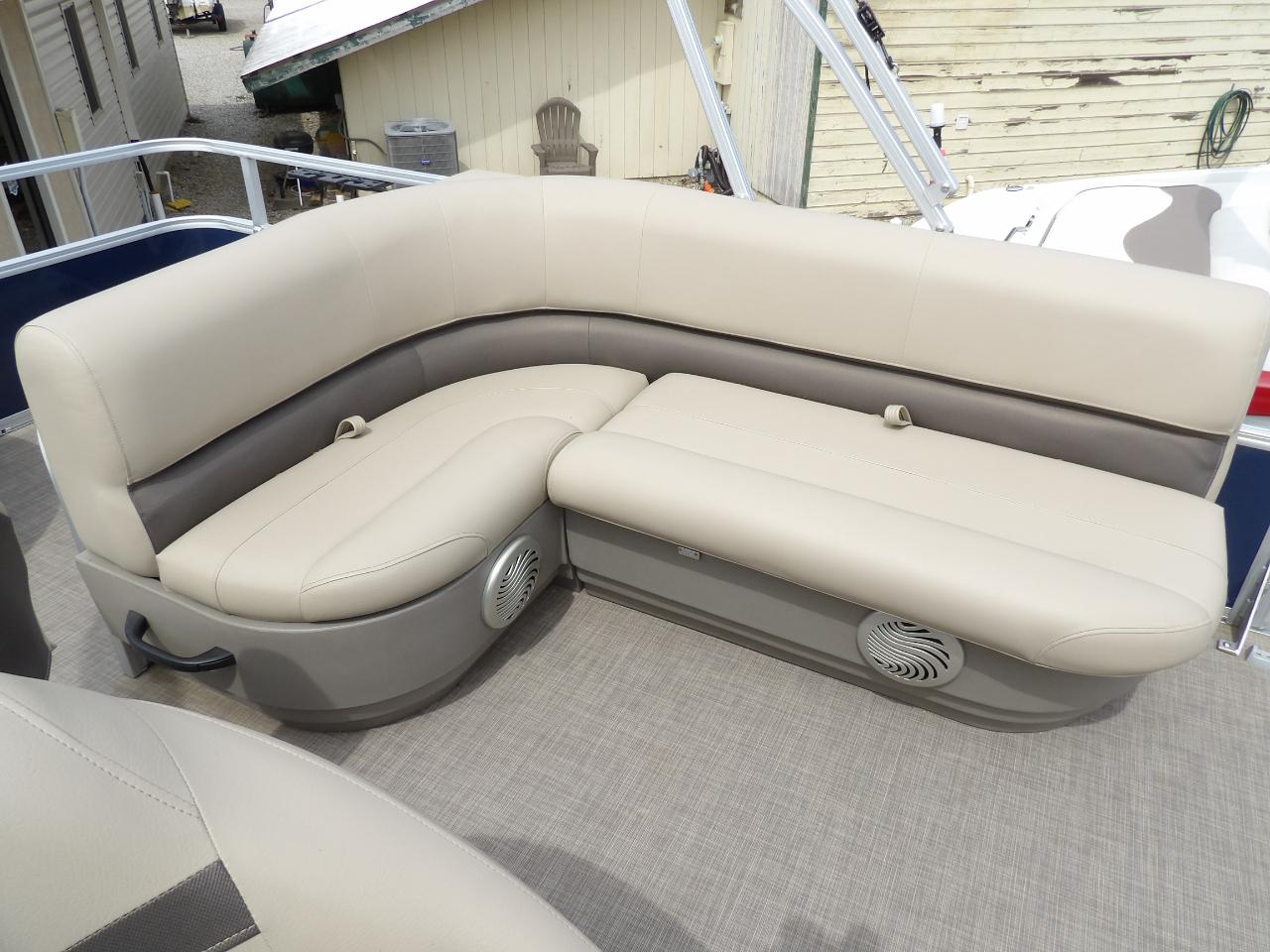 Sun Tracker Party Barge 18 DLX  2023